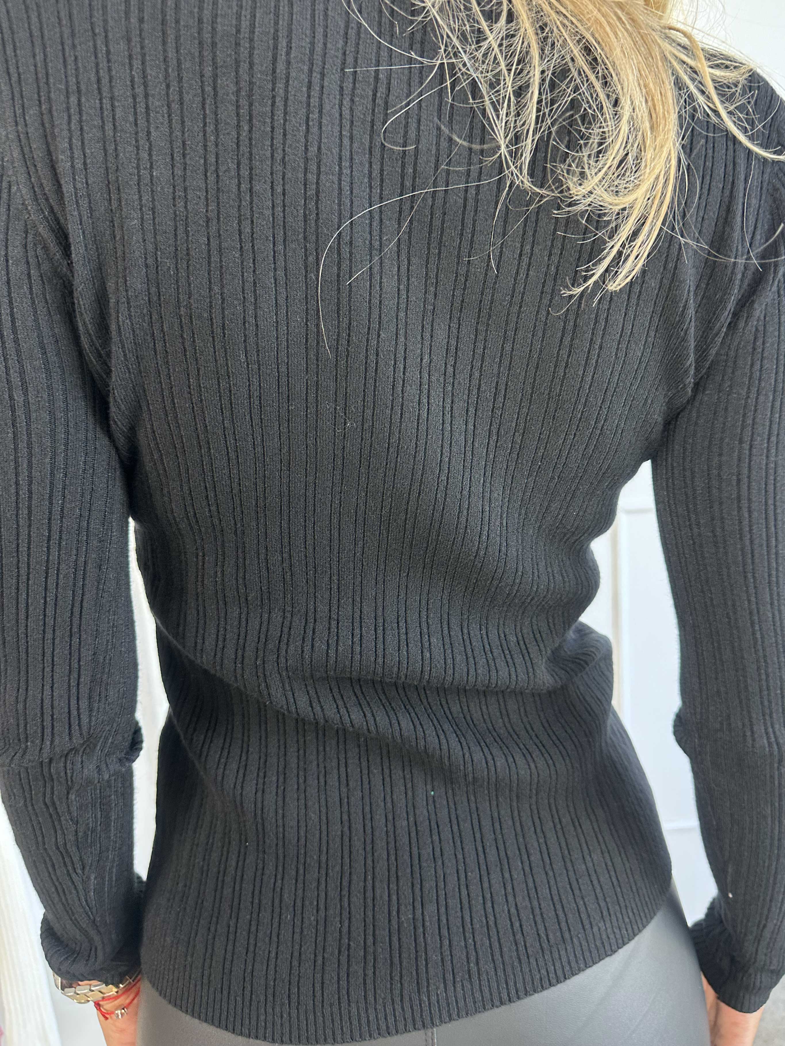 Cassy - Blød strikbluse med hvide perler